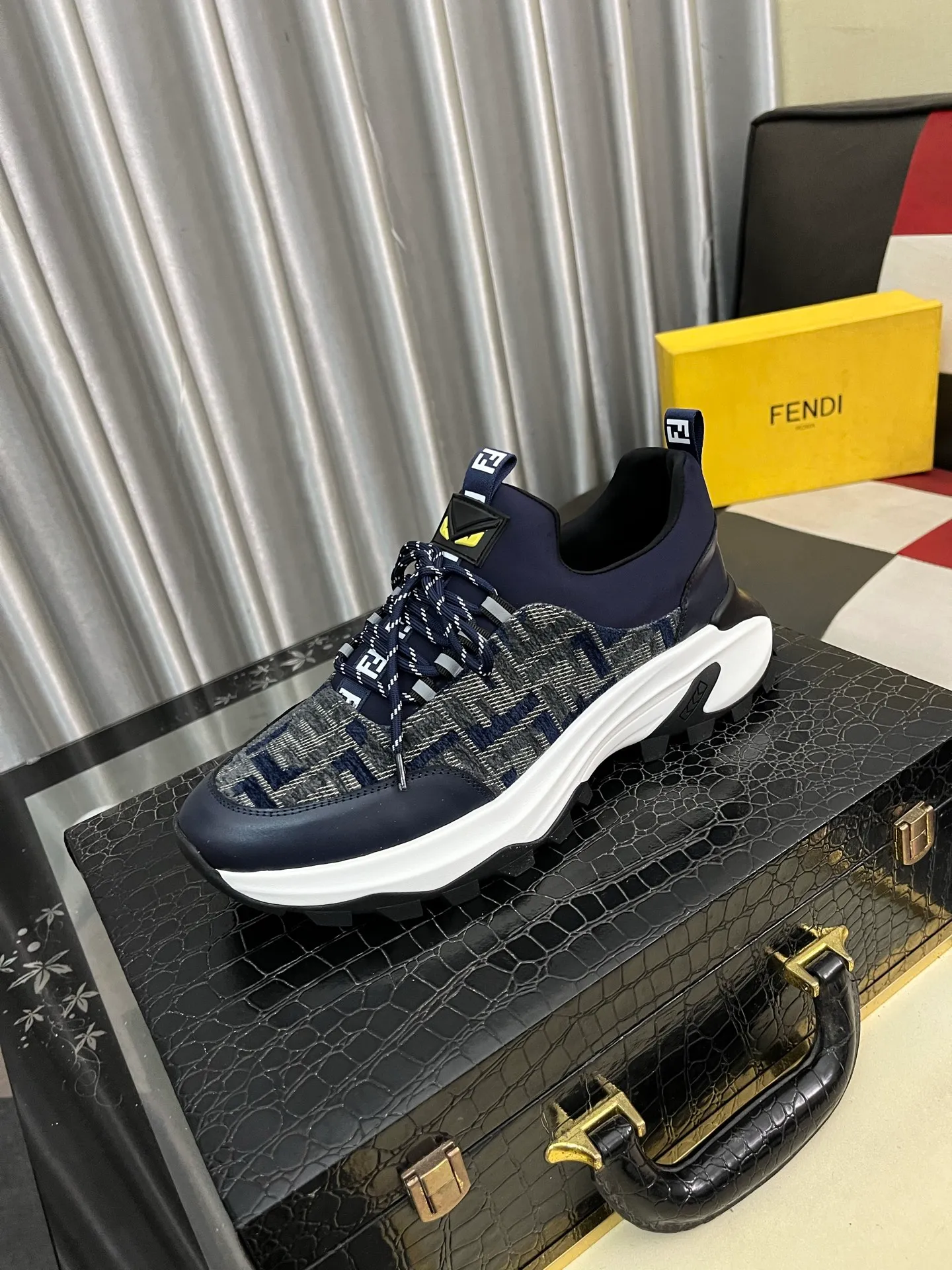 Men's Men's Shoes💰458⌚️⌚️[FENDI] Fendi's classic and comfortable men's, this complex sneaker is made of soft calfskin➕genuine leather lining➕original ultra-light rubber material with rough outsole. This unique light style is suitable for the casual and refined sensibility of this season. It is comfortable and natural on the feet. It is an everyday style for casual travel in autumn and winter! 38−443️⃣colors available